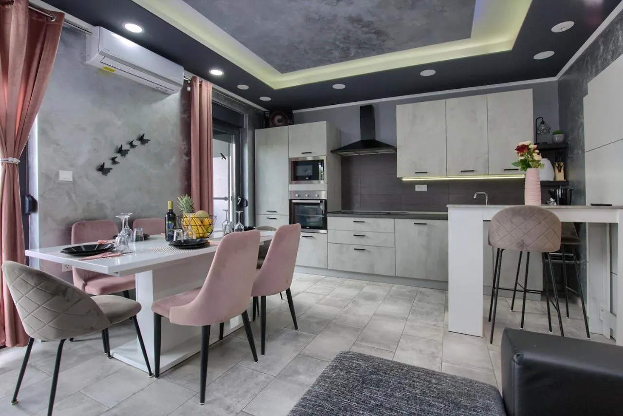 Luksuzni Apartmani Asi S Bazenom Фажана