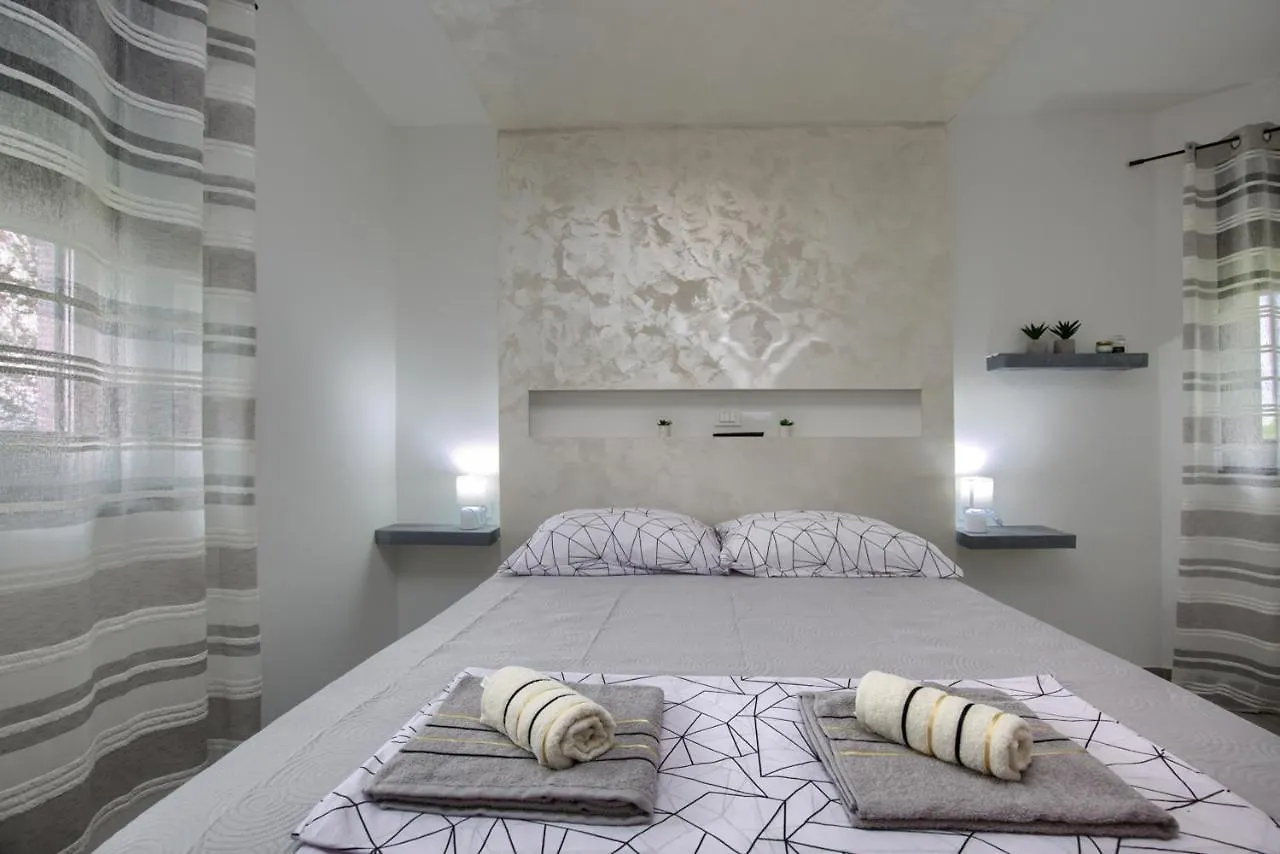 Luksuzni Apartmani Asi S Bazenom Фажана 0*,  Хорватия